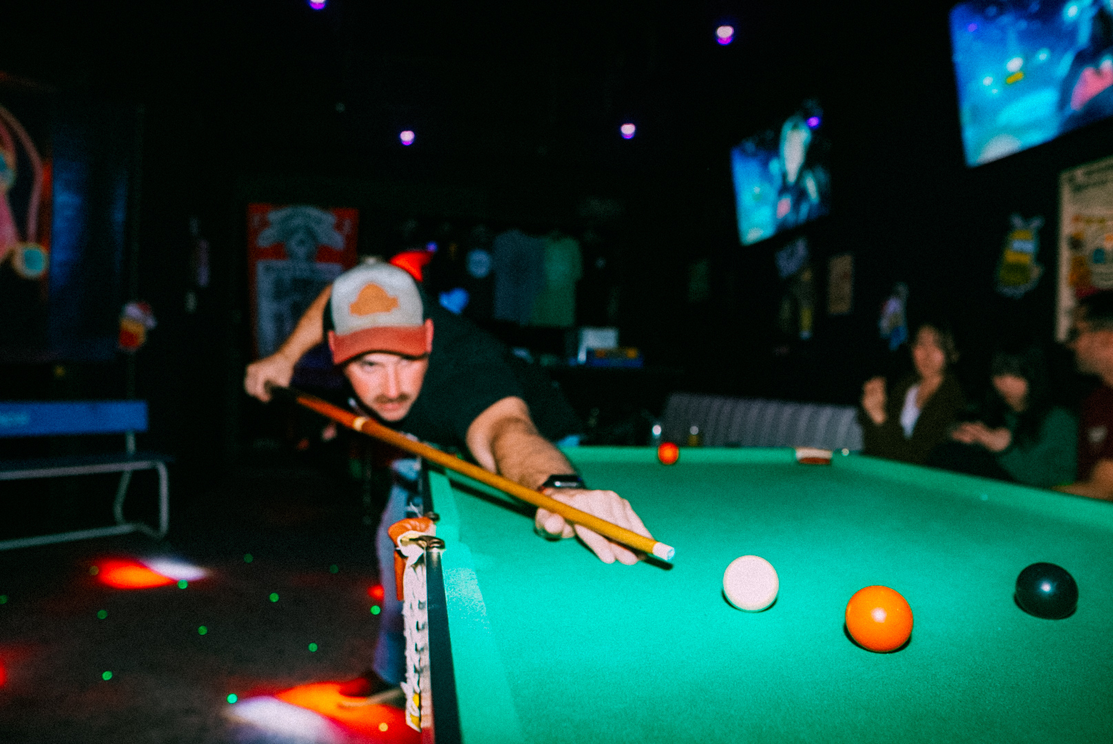 ビリヤードを楽しむお客様