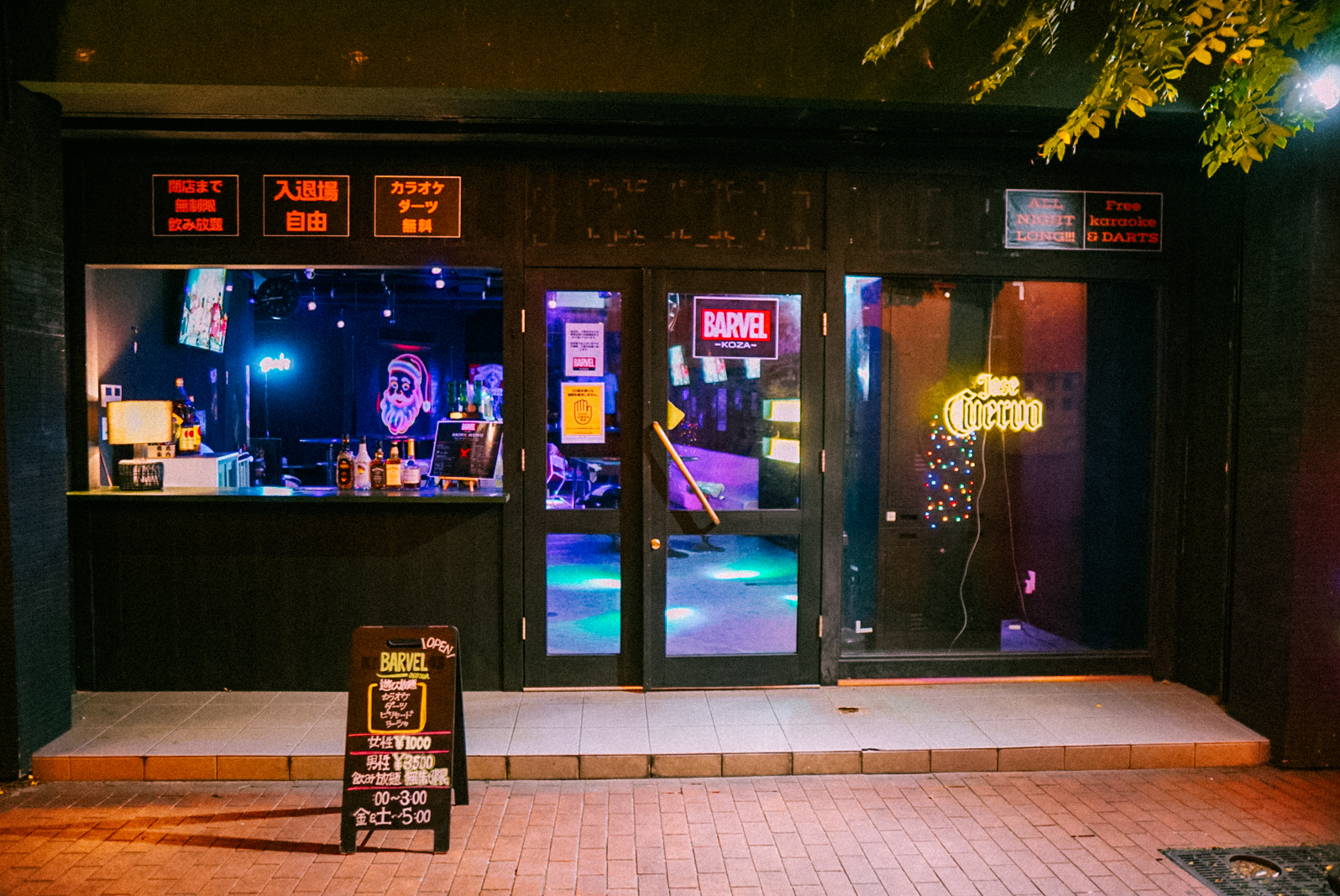 BARVEL KOZA 店舗外観 - ネオンサインと入口